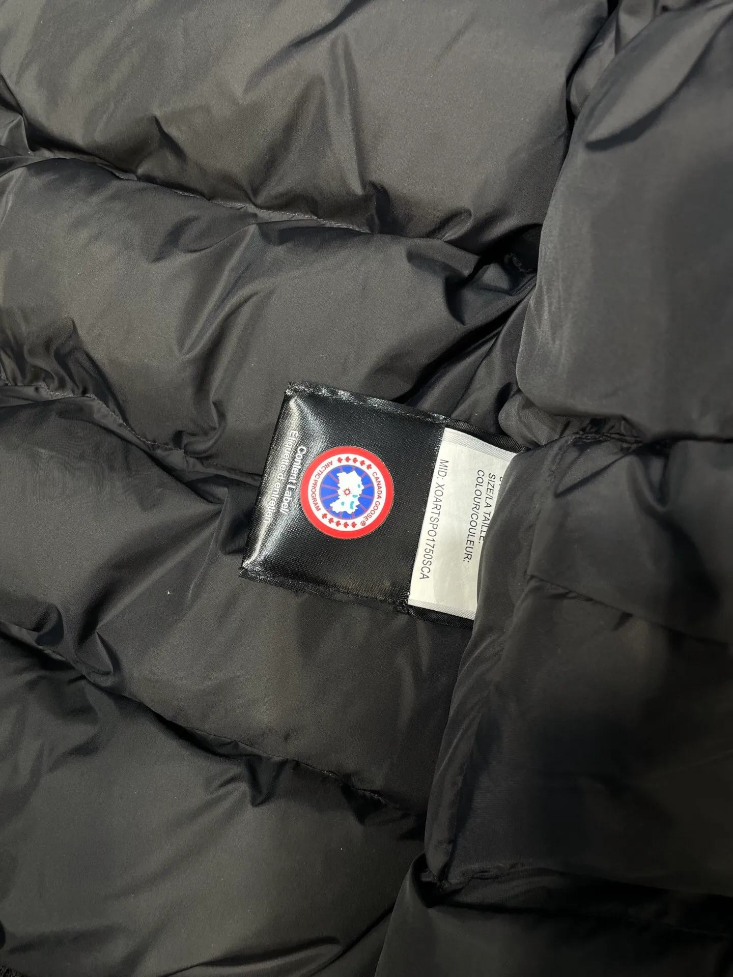 P760 original top quality Canada Goose #Chilliwa 7999M pilot short style/01 style #Men and Women Same Style# Synchronized anti-counterfeiting chip sensor! ➖ Imported 21S polyester-cotton blended original fabric [Last year’s 16S/18S hard fabrics have been completely eliminated, this year all use 21S synchronous fabrics, the soft mid-strap feels delicate and textured], synchronous Feather-Light 10D waterproof coating fabric, made of 84.5 polyester fiber and 15.5 cotton, 100% the best feel in the entire network! ➖ The official website synchronizes the national standard 80 white duck down, you can check the official website customer service, there will never be a series of misleading claims such as 90 down or goose down! ➖ Using the best nylon lon lining with double double-layer sealing design, anti-down 7 needles + grid-filled down ready-made garments, there will be 100% no so-called velvet running! ➖ The cuffs are designed with thickened seamless threads, and the collar and pocket lining are made of top-notch warmth and comfort! ➖ Yoshida YKK provides original custom-made electroplated sliders. YKK two-way lockable zippers are tight and smooth and will not peel off paint! ➖ 3M composite guarantees that the Velcro is the same as the original, durable, and all accessories and hardware are custom-made! ➖ Customized 10,000-needle embroidery labels imported from Behringer embroidery machines, 98% of which restore the original labels. You can check and compare on the official website! ➖ The fur collars are all made of large pieces of Western Canadian blue wolf hide, ensuring that each fur collar is 13-15cm wide!   Size:XS-XXL